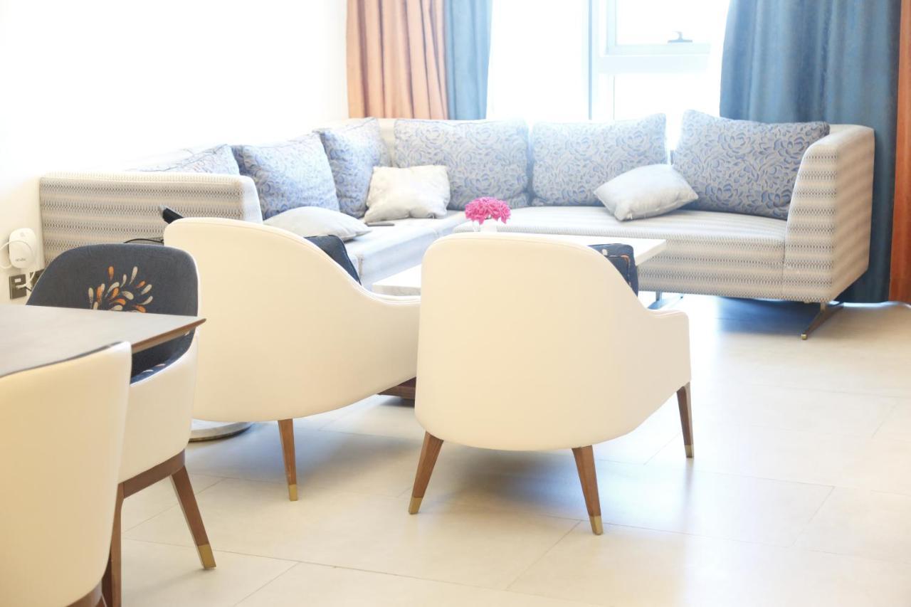 Waterfront Hotel Apartment Lusail Екстериор снимка A living room in a modern apartment