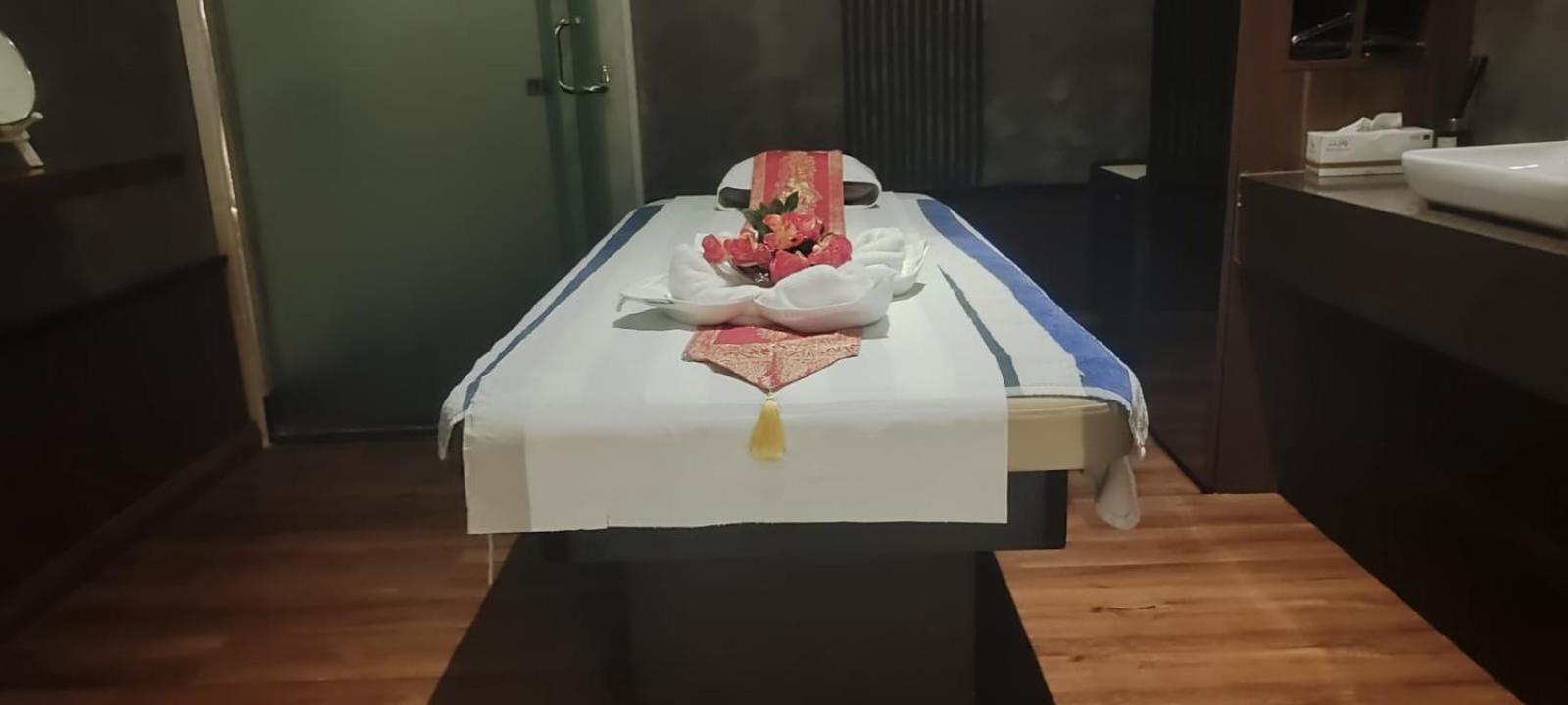 Waterfront Hotel Apartment Lusail Екстериор снимка A massage bed